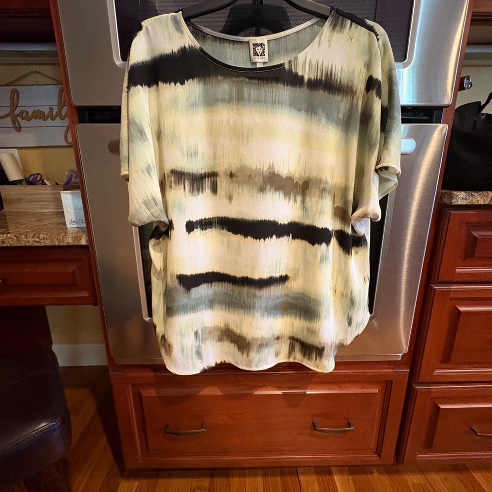 Stylish Women's Top in Black and Cream